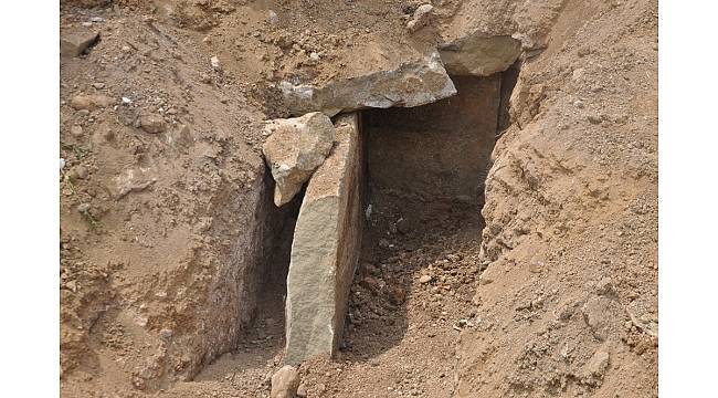 Yol genişletme kazısında ortaya çıkan bin 800 yıllık taş sandık mezar incelemeye alındı