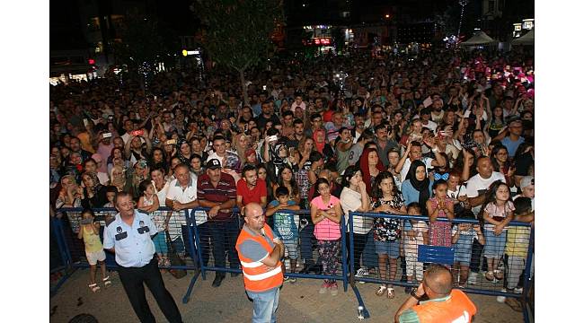 Devrek&#39;te düzenlenen Uğur Işılak Konseri büyük ilgi gördü