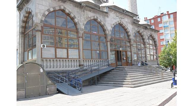 Melikgazi Belediyesi camilere engelli rampası yapıyor