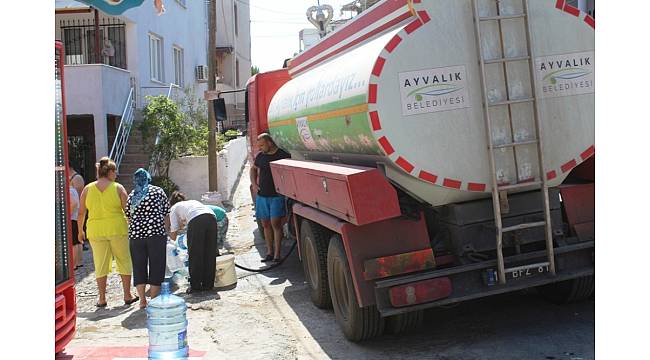 Susuzluktan kavrulduklarını belirten mahallelinin imdadına Ayvalık Belediyesi su tankerleriyle yetişti