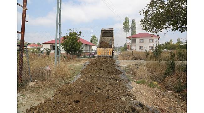 Erdemli&#39;de yol ve asfaltlama çalışmaları sürüyor