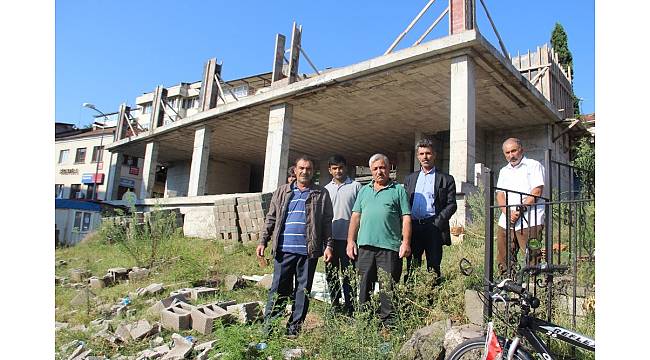 Paralarını alamayan işçiler yetkililerden yardım istedi