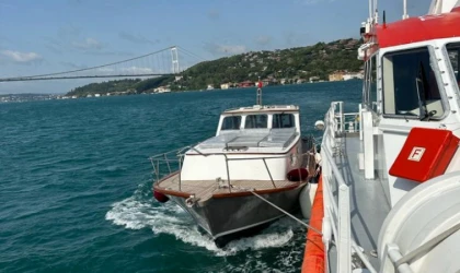 İstanbul açıklarında sürüklenen tekne kurtarıldı