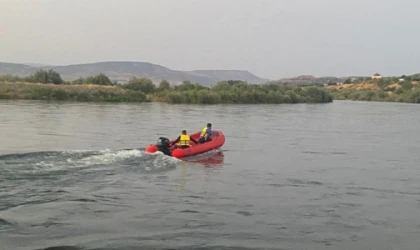 Murat Nehri’nde balık tutarken mahsur kaldılar!