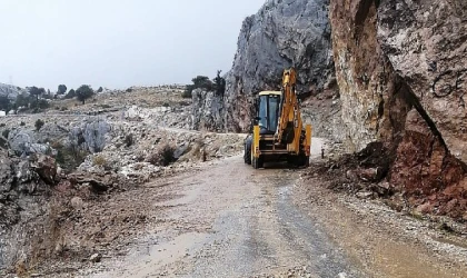 Antalya Büyükşehir ekipleri kapanan yolları açıyor 