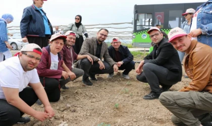 Sakarya’nın özel öğrencileri fideleri toprakla buluşturdu